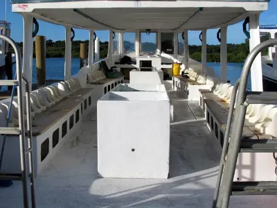 Spacious Boats with Center Well — Roatan Island, Honduras – CoCo View Resort
