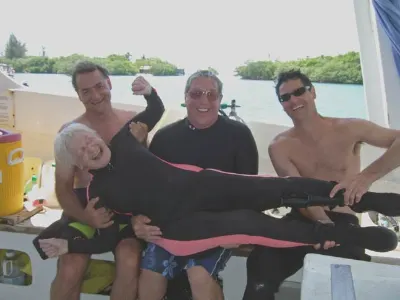Beautiful, Fun Divers — Roatan Island, Honduras – CoCo View Resort